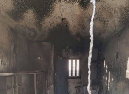 أسرى يحرقون زنازينهم في سجن النقب